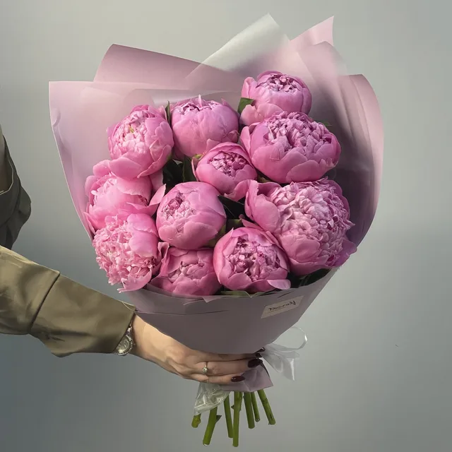 Букет из 11 ярко-розовых пионов