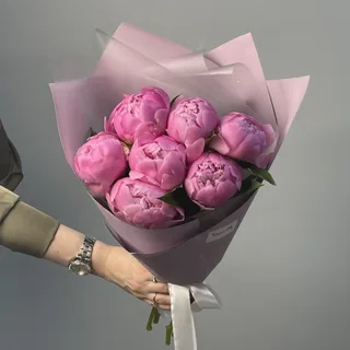 Букет из 7 ярко-розовых пионов
