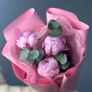 Букет из 3 розовых пионов и эвкалипта