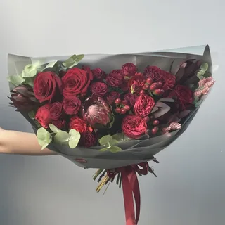 Сборный букет Алый комплимент L