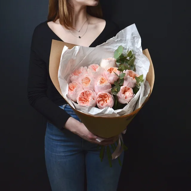 Букет пионовидных роз Juliet и эвкалипта М