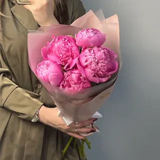 Букет из 5 ярко-розовых пионов