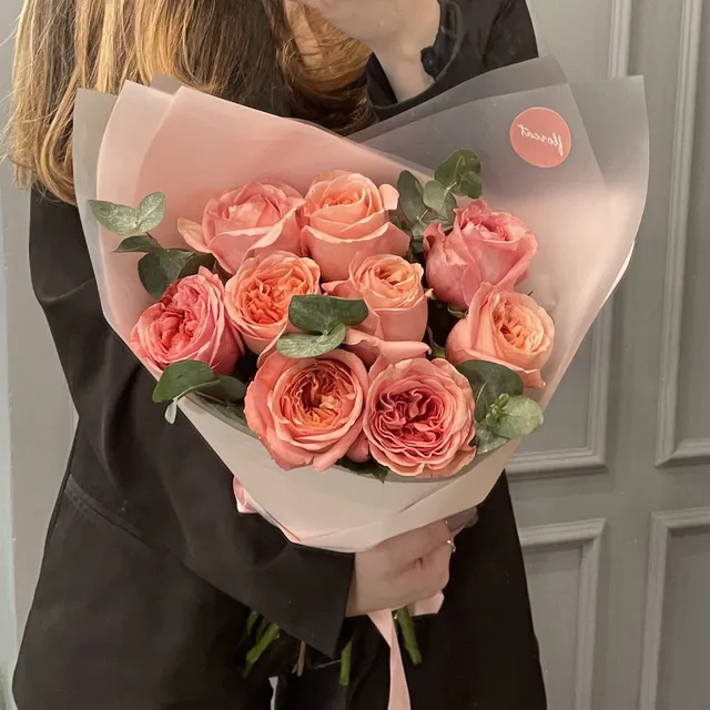 Букет пионовидных роз Pink Expression и эвкалипта