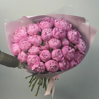 Букет из 25 ярко-розовых пионов