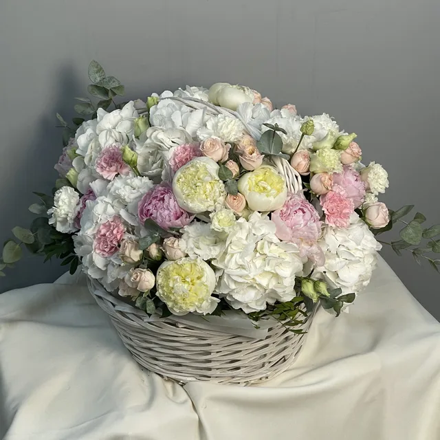 Садовая корзина с пионами