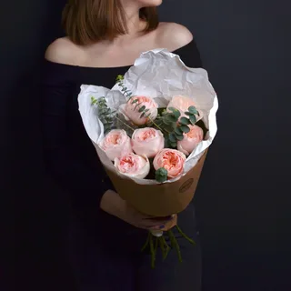 Букет пионовидных роз Juliet и эвкалипта S