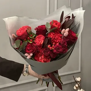 Сборный букет Алый комплимент М