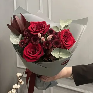 Сборный букет Алый комплимент S
