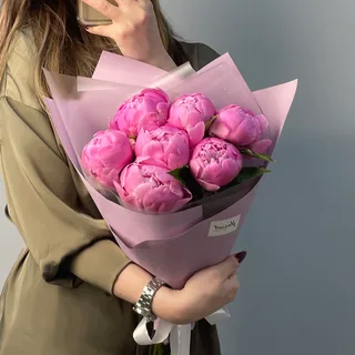 Букет из 7 ярко-розовых пионов