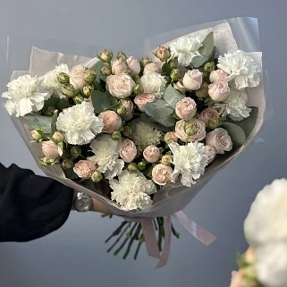 Дуо-букет роз кустовых Bombastic и белых гвоздик L