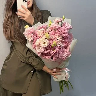 Букет из 11 розовых эустом (лизиантусов)