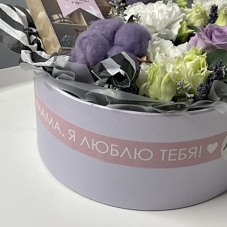 Лиловый набор цветов и конфет