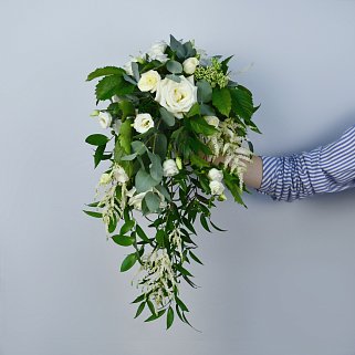 Каскадный свадебный букет невесты