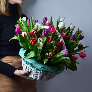 Цветочная корзина из 51 тюльпана (микс)
