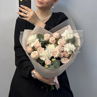 Дуо-букет кустовых роз Bombastic и белых гвоздик S