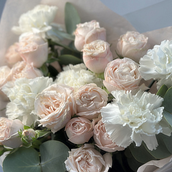 Дуо-букет кустовых роз Bombastic и белых гвоздик S