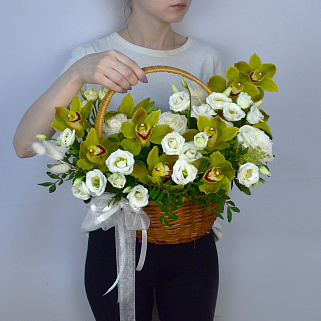 Корзина с орхидеями и эустомой (лизиантусом)